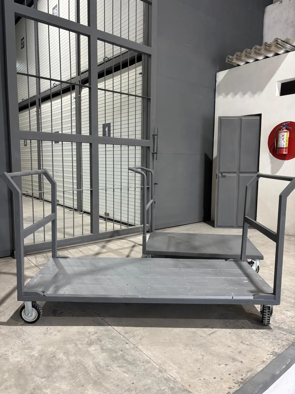 Reja de acceso controlado a la zona de bodegas